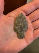 Cette pointe de projectile provient d’un site proche du réservoir de Brazeau. Atlatl Archaeology a fait une analyse des traces de sang qu’elle portait et en a conclu qu’elle était utilisée pour le bison. (Photo : Courtney Lakevold, avec son aimable autorisation)